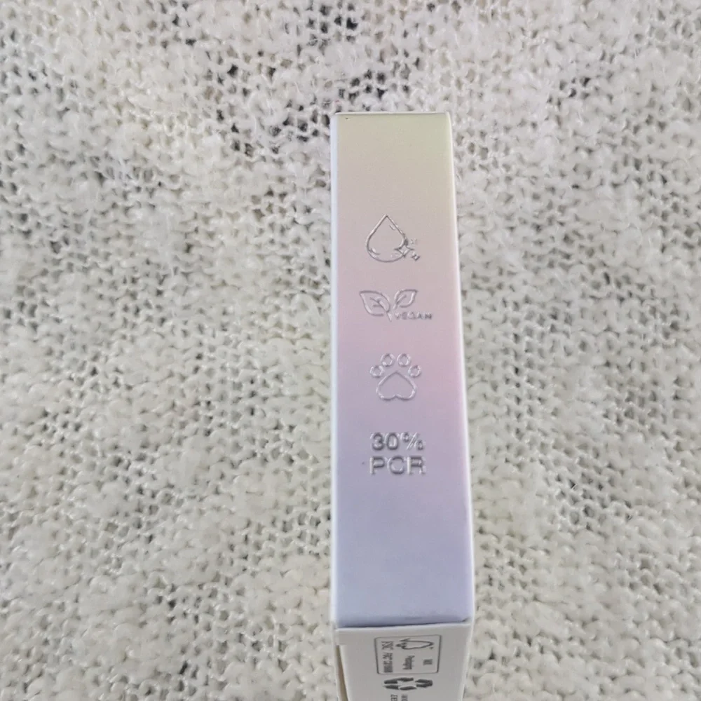 HUDA BEAUTY GloWish Luminous Pressed Powder in 05 MEDIUM, 10g/0.35oz